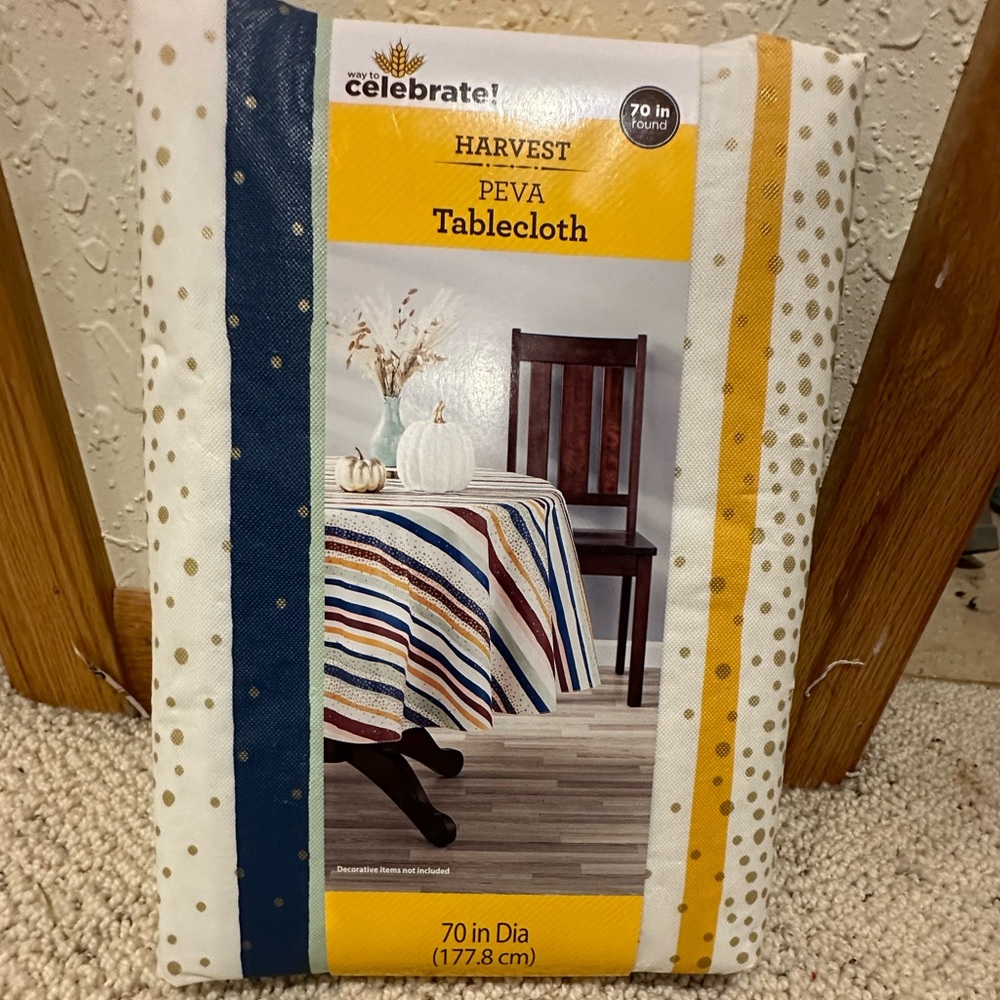 70” round tablecloth NWT
